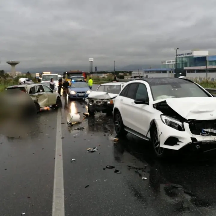 Incidente sulla 106 a Corigliano Rossano, coinvolti tre auto e un pullman: due feriti lievi
