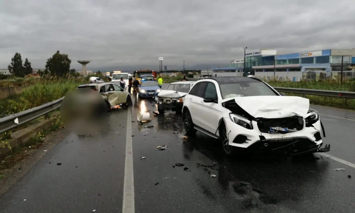 Incidente sulla 106 a Corigliano Rossano, coinvolti tre auto e un pullman: due feriti lievi