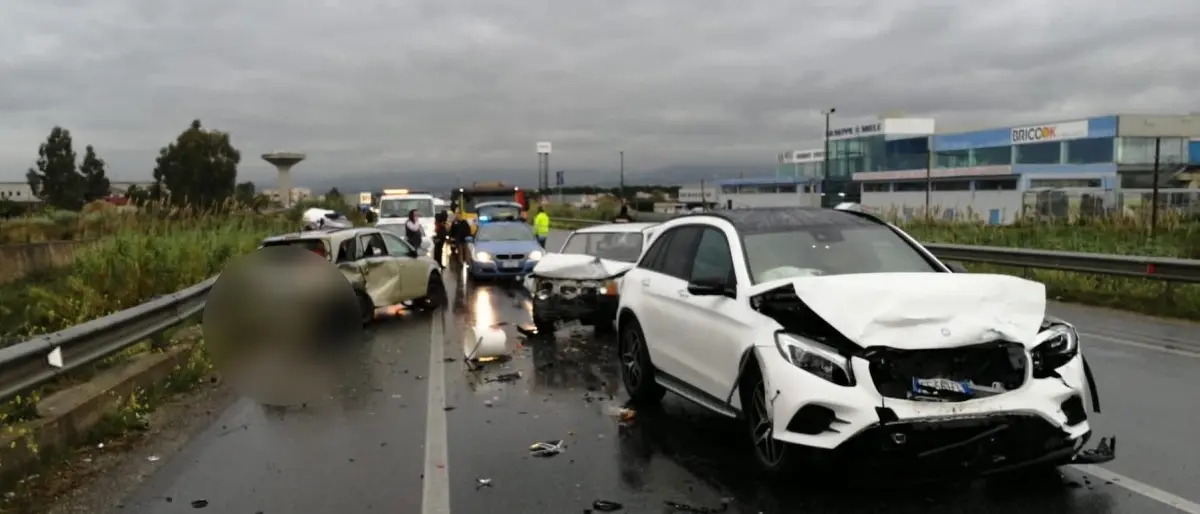Incidente sulla 106 a Corigliano Rossano, coinvolti tre auto e un pullman: due feriti lievi