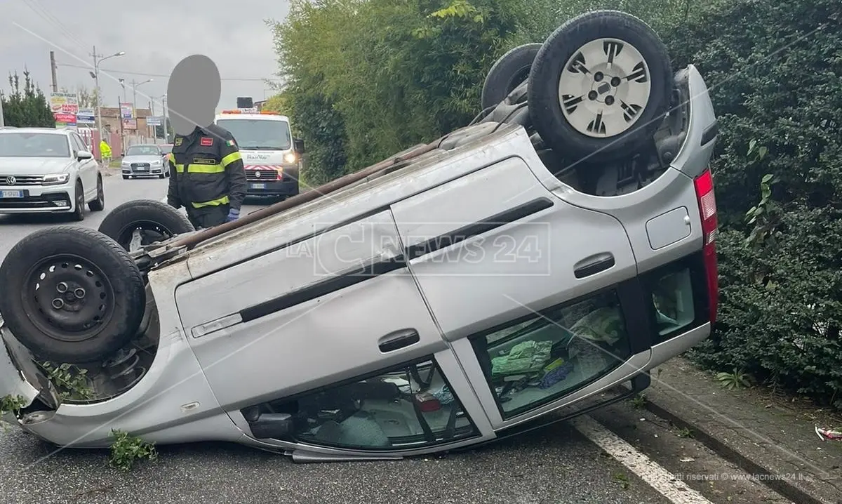 Incidente a Rende, auto si ribalta sull’asfalto: due persone ferite in modo non grave