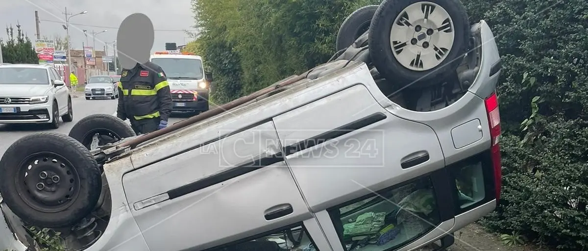 Incidente a Rende, auto si ribalta sull’asfalto: due persone ferite in modo non grave