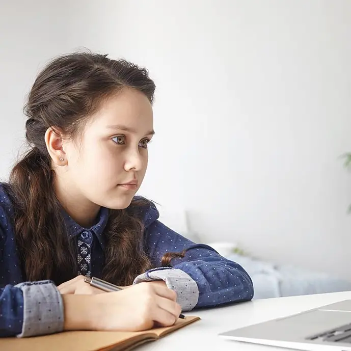 Scuole chiuse per il maltempo in Calabria ma la didattica a distanza si può fare solo per il Covid