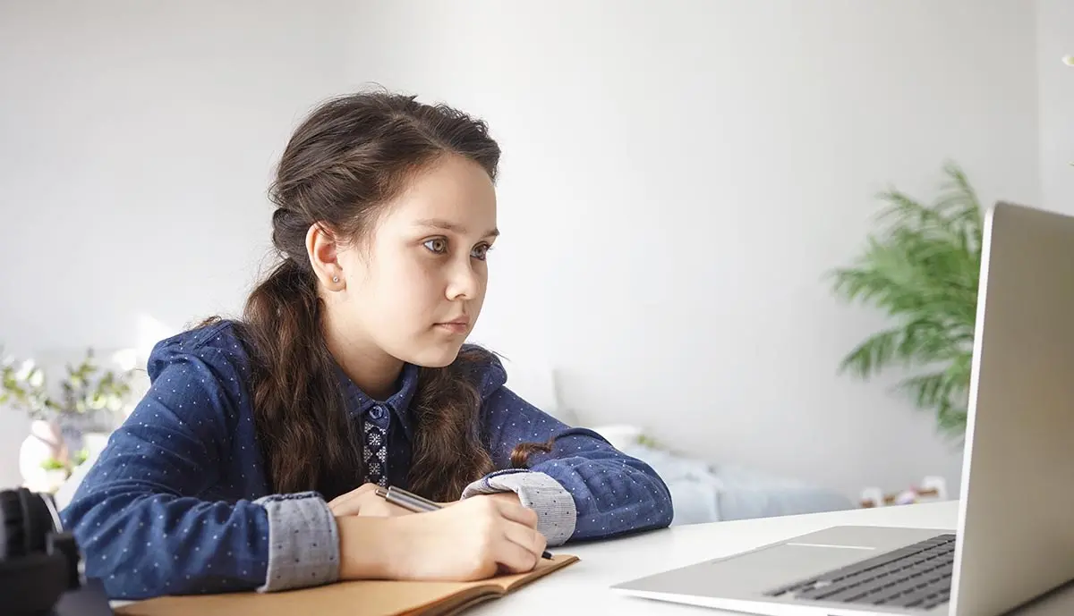 Scuole chiuse per il maltempo in Calabria ma la didattica a distanza si può fare solo per il Covid