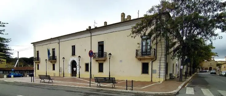 Crotone, incendiata l’auto di un dirigente comunale di Isola Capo Rizzuto: indagini in corso