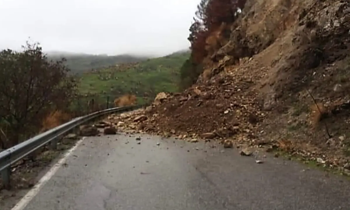 Il maltempo sferza la Calabria: torrenti esondati nel Reggino e frane nel Vibonese