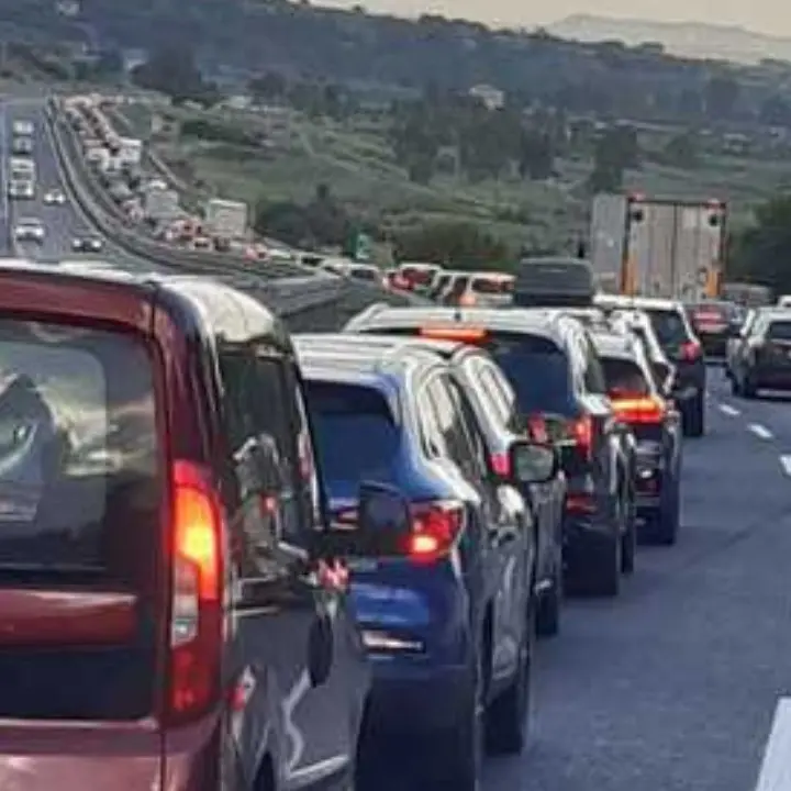 Incidente sull’A2, riaperta autostrada in direzione Sud dopo scontro tra due camion