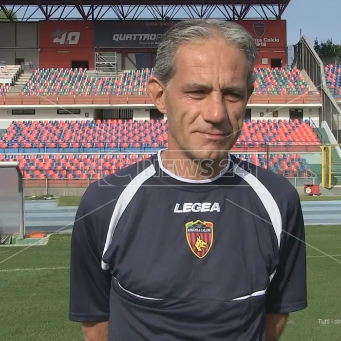Serie B, a Cosenza mister Zaffaroni fa il pompiere: «Non dimentichiamo chi siamo»