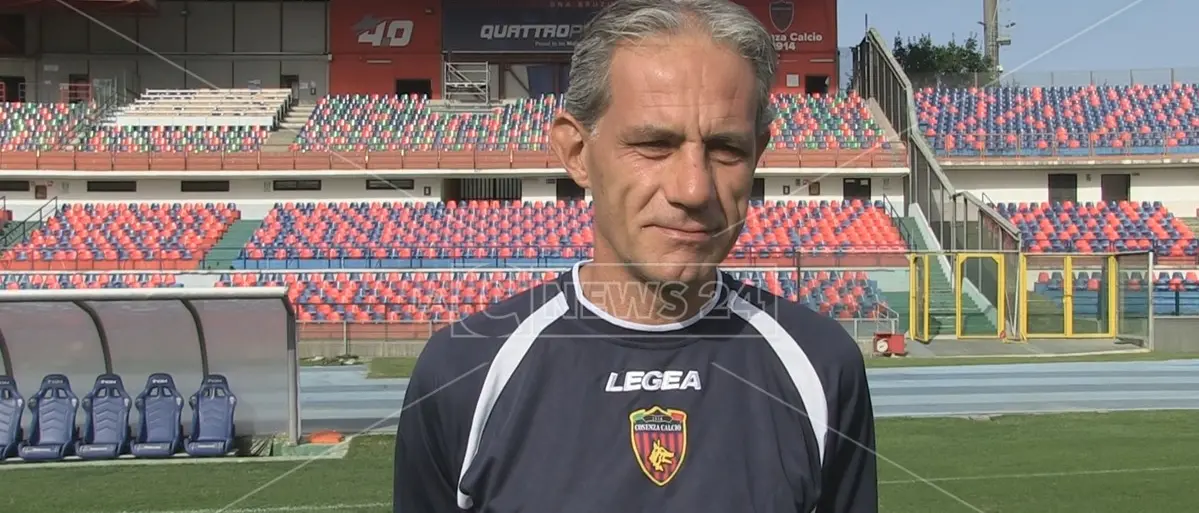 Serie B, a Cosenza mister Zaffaroni fa il pompiere: «Non dimentichiamo chi siamo»