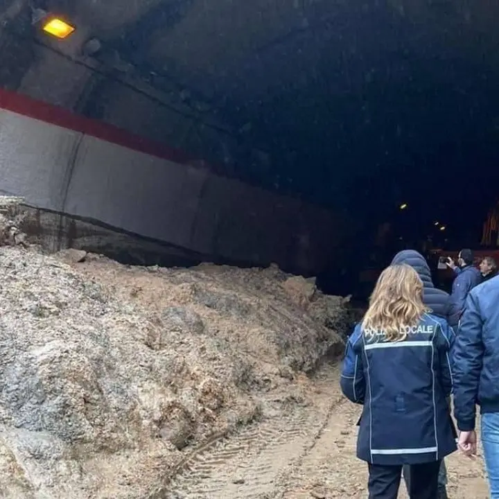 Statale 107, frana invade una galleria: chiuso tratto da Castelsilano e San Giovanni in Fiore - VIDEO