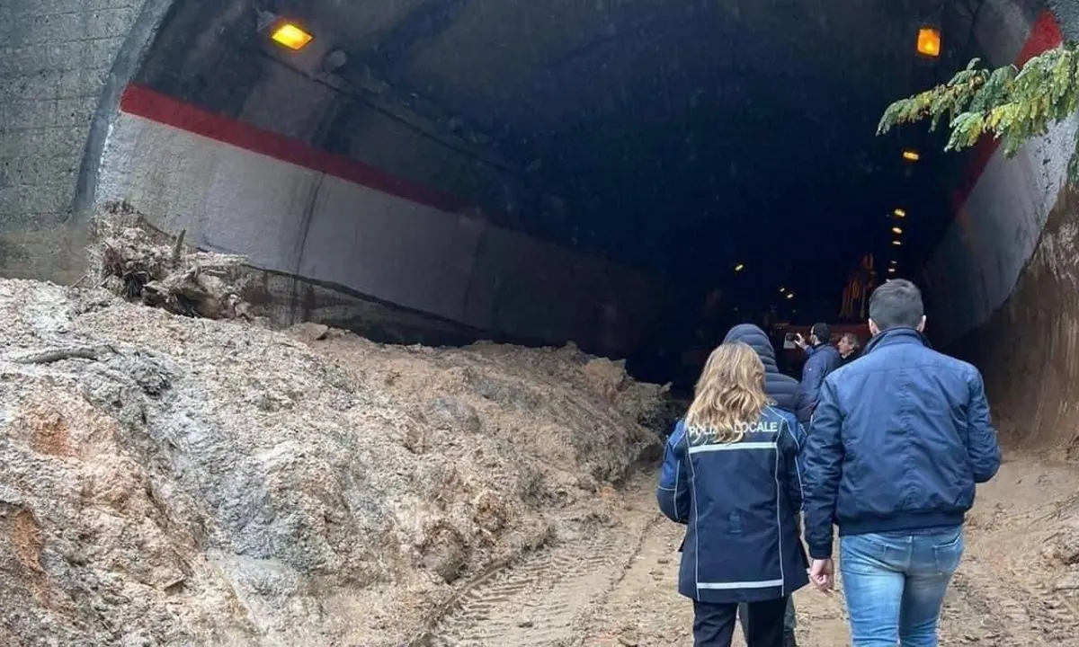 Statale 107, frana invade una galleria: chiuso tratto da Castelsilano e San Giovanni in Fiore - VIDEO