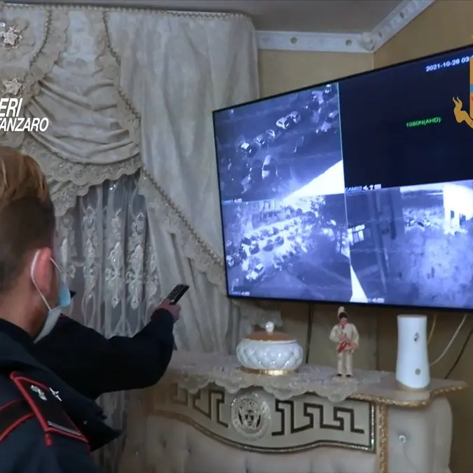 Arresti Catanzaro, videocamere e bambini usati come vedette: così gli spacciatori controllavano le strade