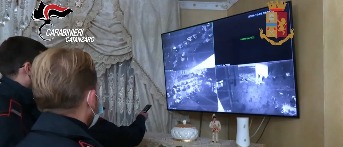 Arresti Catanzaro, videocamere e bambini usati come vedette: così gli spacciatori controllavano le strade