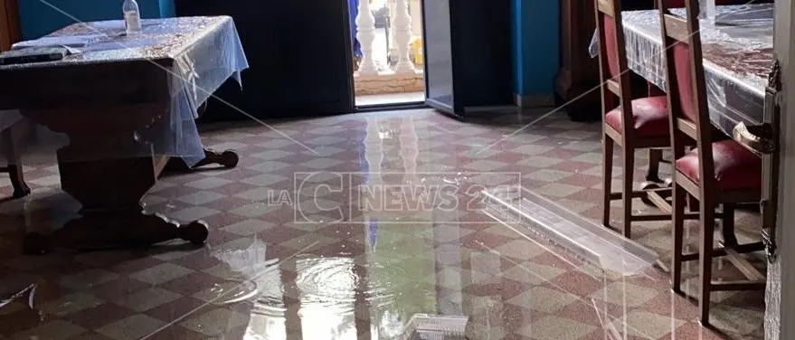 Locri, aule allagate al liceo Classico per un’infiltrazione: studenti rimandati a casa