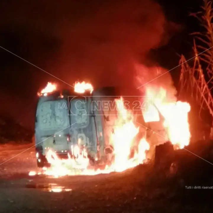 Corigliano Rossano, furgone crivellato di colpi e dato alle fiamme: indagano i carabinieri