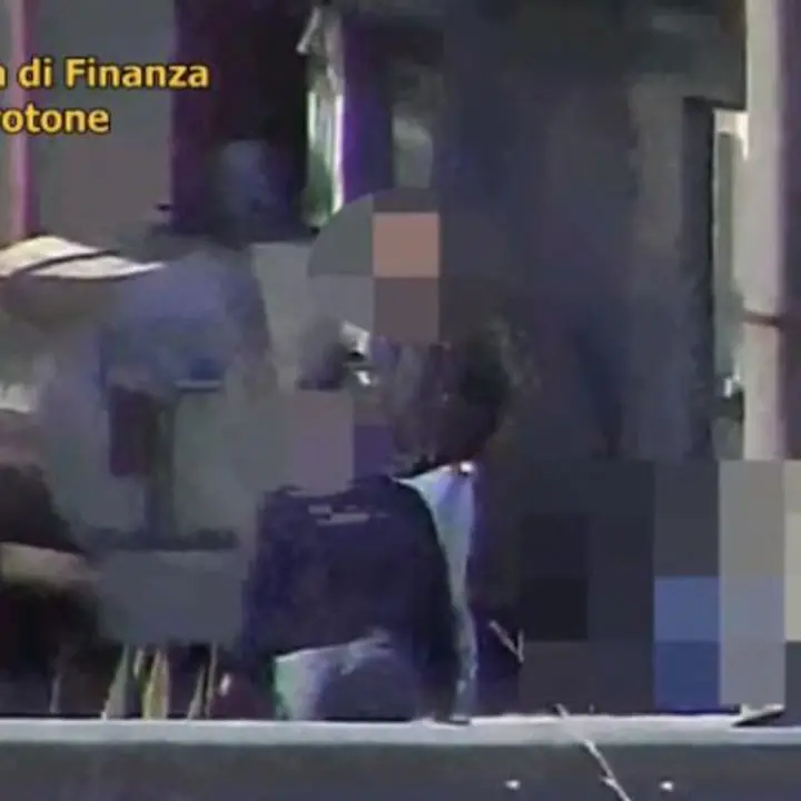 Arresti usura nel Crotonese, nelle intercettazioni le minacce alle vittime: «Vengo sotto casa tua»