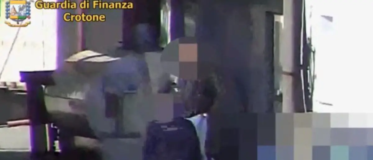 Arresti usura nel Crotonese, nelle intercettazioni le minacce alle vittime: «Vengo sotto casa tua»