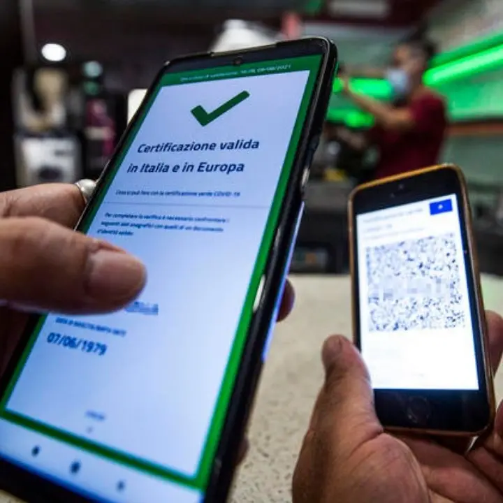 Green pass Covid, scatta l’allarme in Europa: rubati i codici per creare certificati falsi