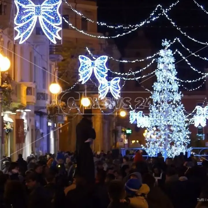Crotone, il Comune cerca sponsor per illuminare la città a Natale: ecco l’avviso pubblico