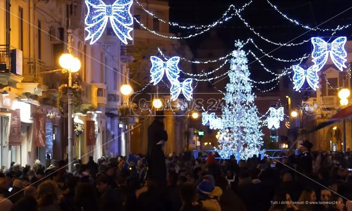 Crotone, il Comune cerca sponsor per illuminare la città a Natale: ecco l’avviso pubblico