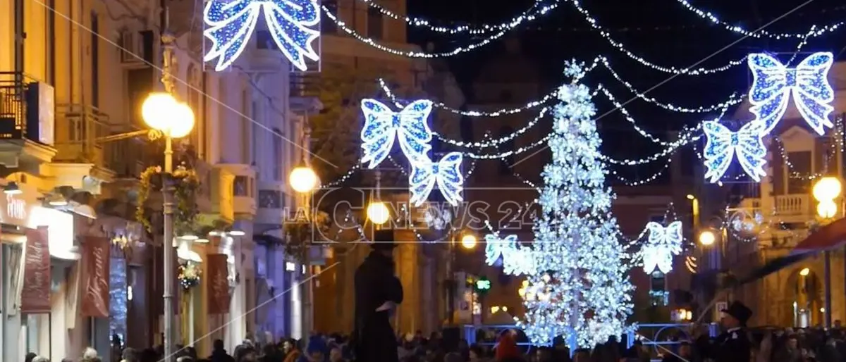 Crotone, il Comune cerca sponsor per illuminare la città a Natale: ecco l’avviso pubblico