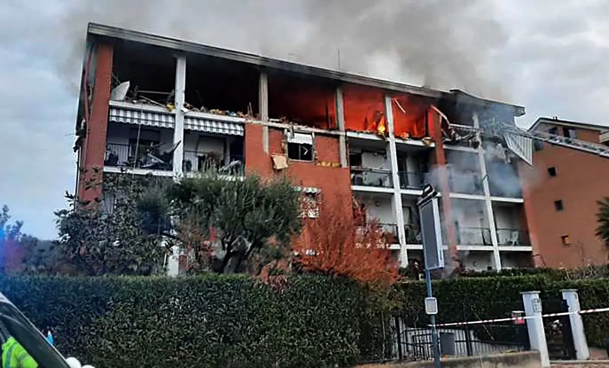 Incendio e crollo in una palazzina nel Torinese, un morto