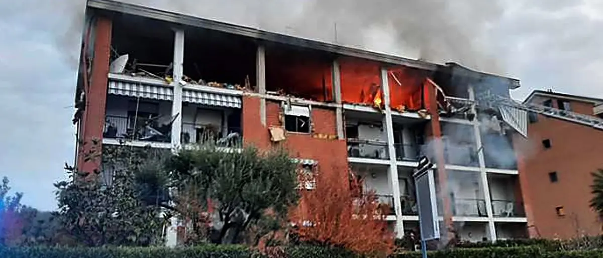 Incendio e crollo in una palazzina nel Torinese, un morto