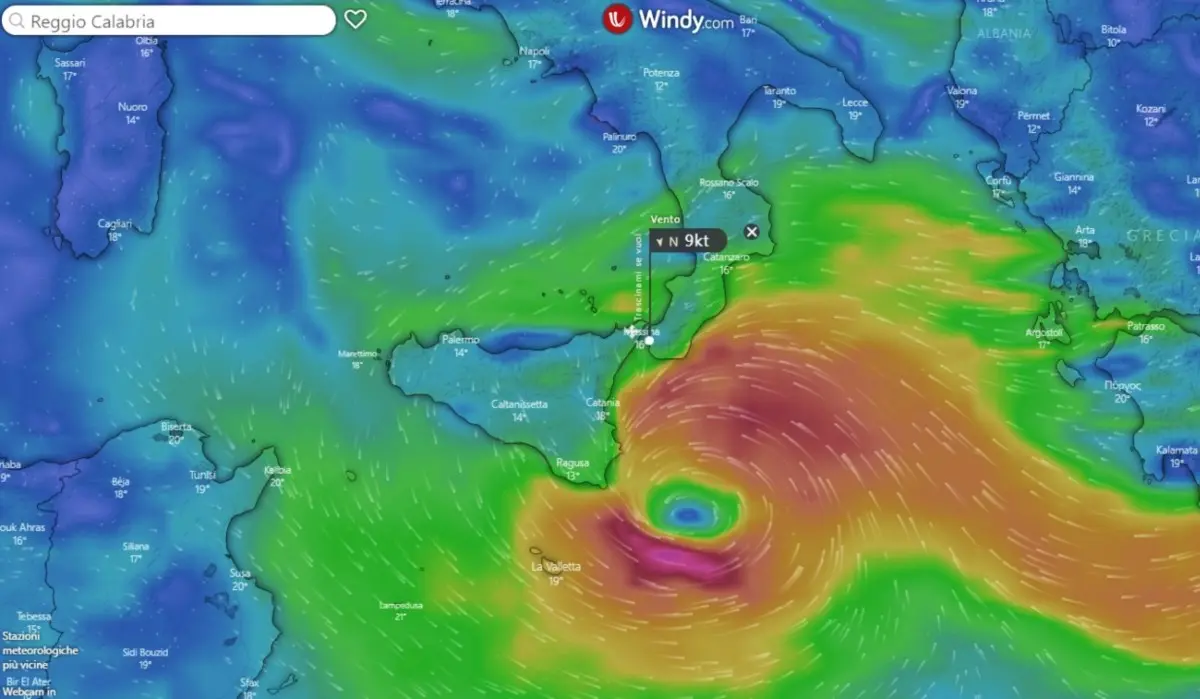 Maltempo, l’uragano mediterraneo ruggisce alle porte di Sicilia e Calabria: allerta rossa sull’isola - LIVE