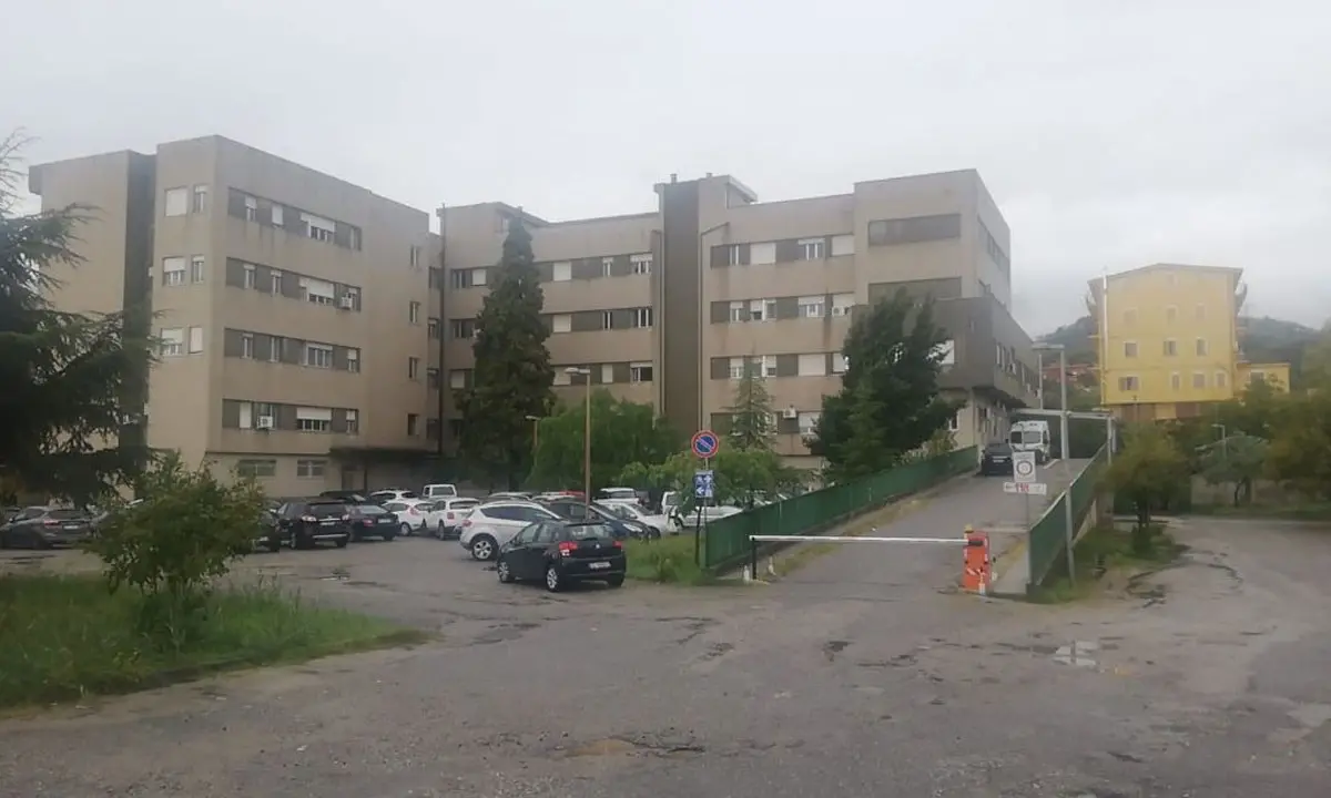 La lenta agonia del poliambulatorio di Mesoraca: pochi sanitari, buchi nel pavimento e infiltrazioni
