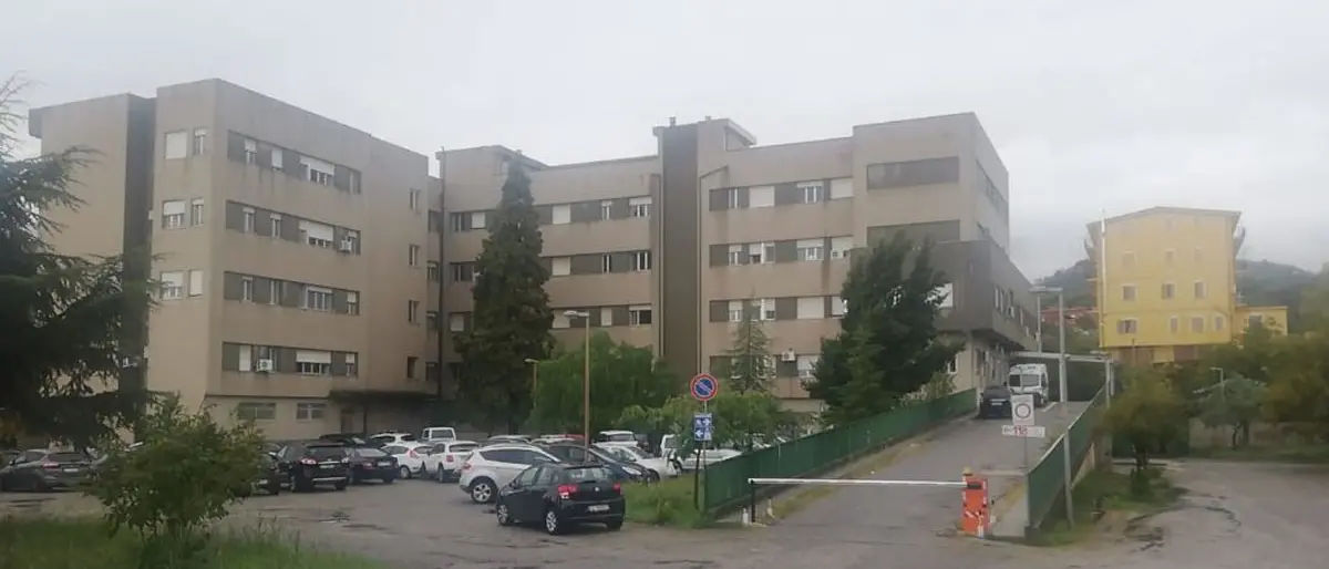 La lenta agonia del poliambulatorio di Mesoraca: pochi sanitari, buchi nel pavimento e infiltrazioni