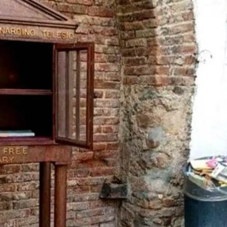 Cosenza, vandalizzata la libreria all’aperto su corso Mazzini: volumi gettati nei rifiuti