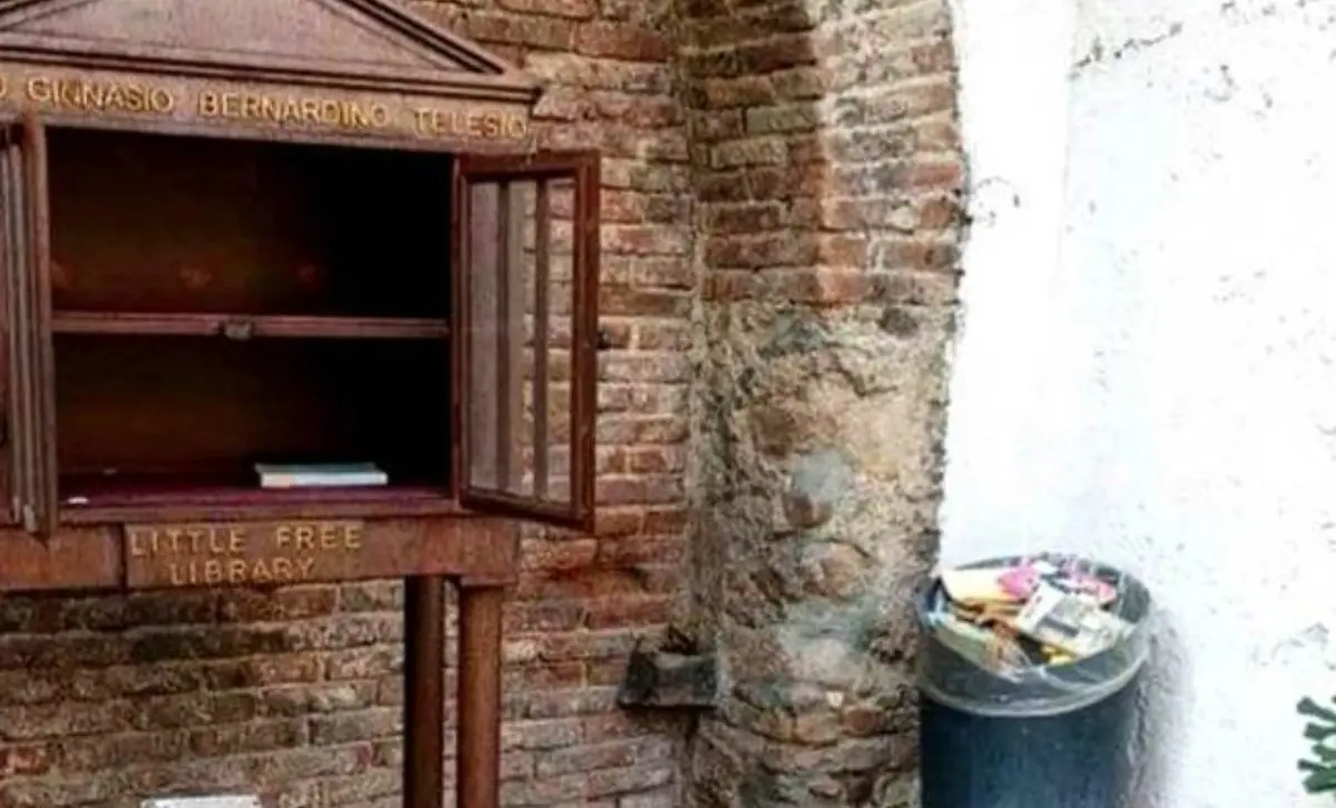 Cosenza, vandalizzata la libreria all’aperto su corso Mazzini: volumi gettati nei rifiuti