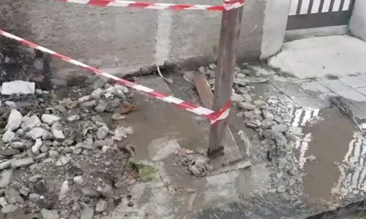 Reggio Calabria, quartiere da un mese senz’acqua: il Comune non riesce a riparare il danno