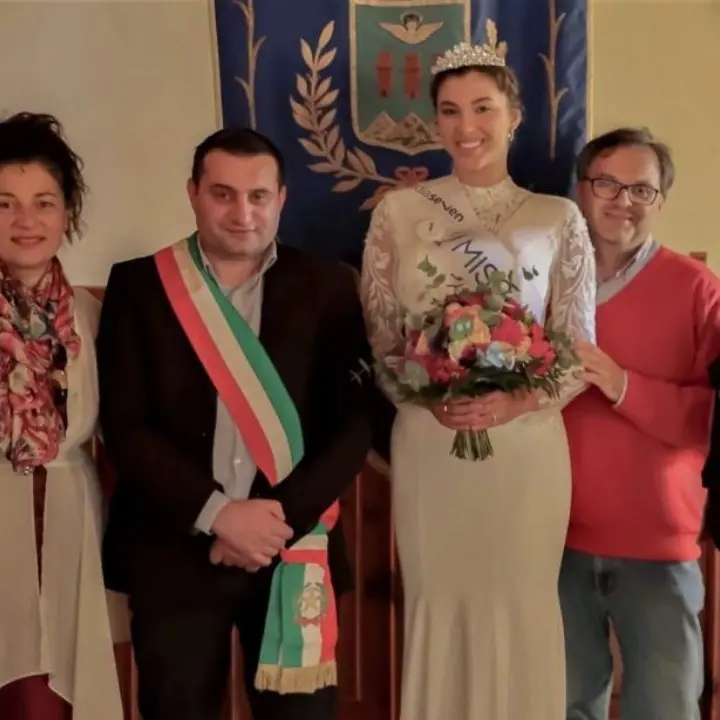 A Taverna la visita di Miss Universe Calabria: Vanessa Mancusi accolta dal sindaco Tarantino