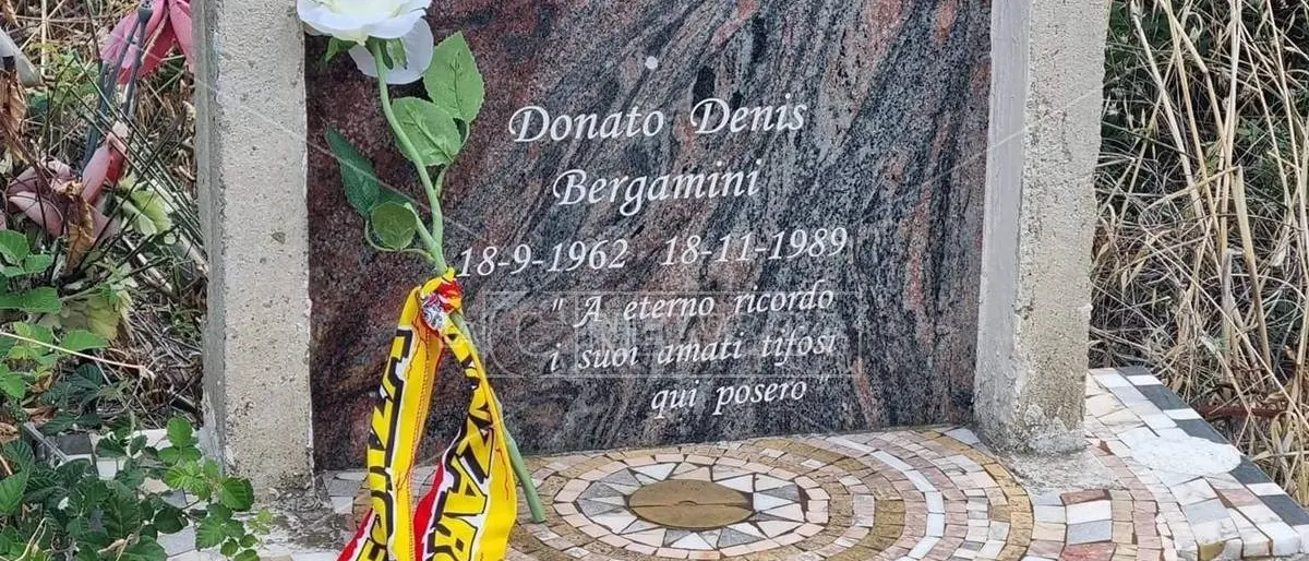 Lo sport che unisce, omaggio dei tifosi del Catanzaro calcio a Denis Bergamini