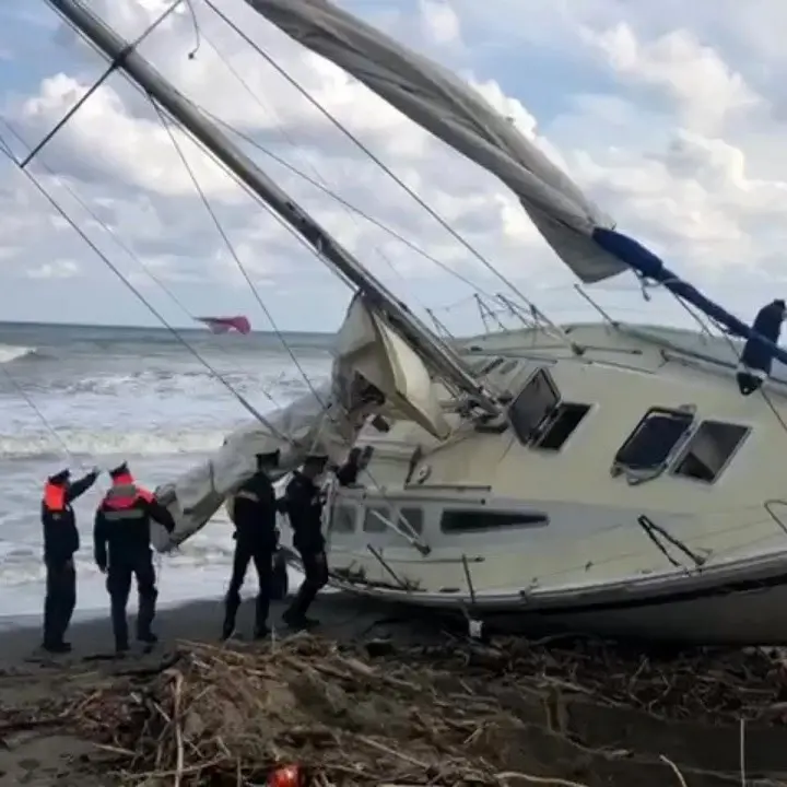 Sbarco migranti nel Reggino, fermati due presunti scafisti: camminavano a piedi sulla Ss106