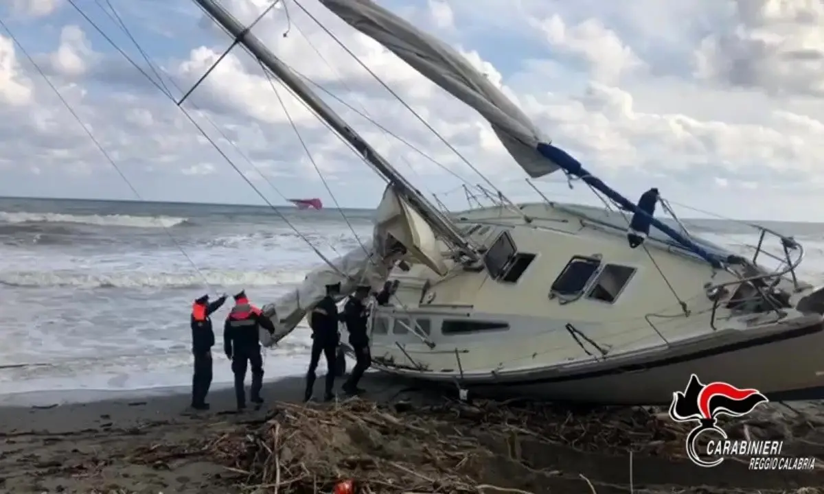 Sbarco migranti nel Reggino, fermati due presunti scafisti: camminavano a piedi sulla Ss106