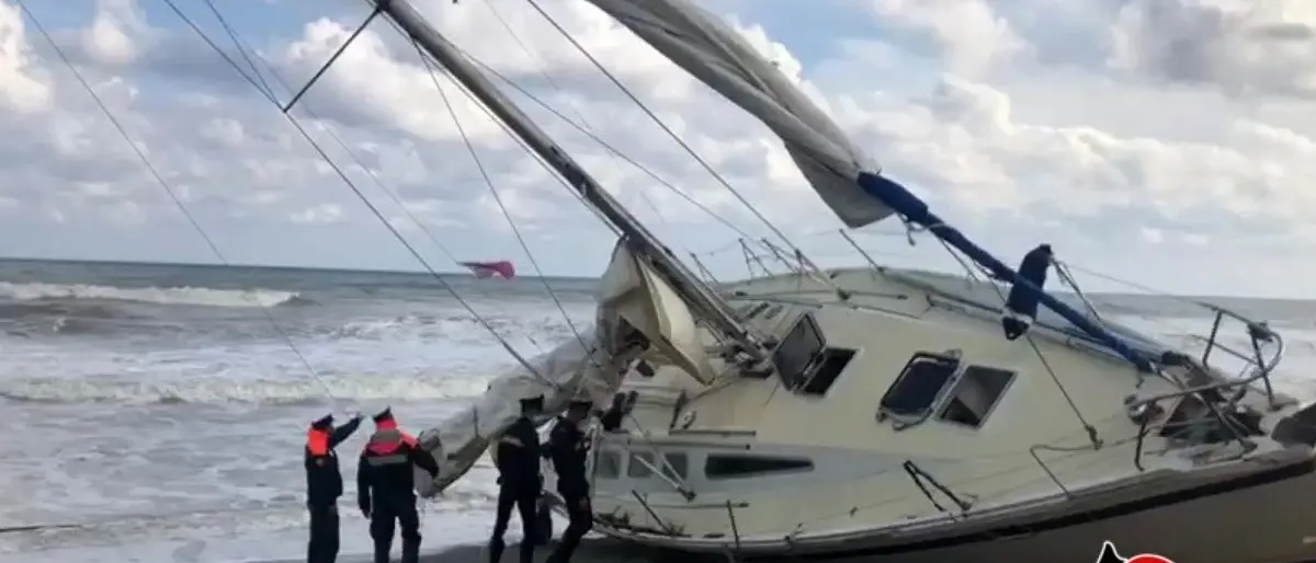 Sbarco migranti nel Reggino, fermati due presunti scafisti: camminavano a piedi sulla Ss106