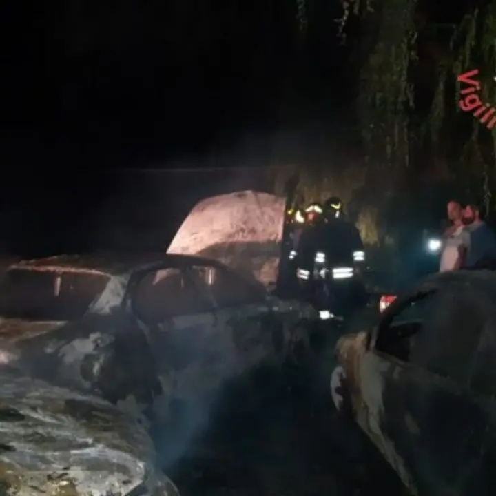 Notte di fuoco e paura nel Catanzarese, tre auto distrutte dalle fiamme