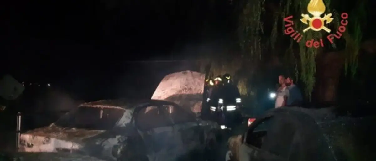 Notte di fuoco e paura nel Catanzarese, tre auto distrutte dalle fiamme