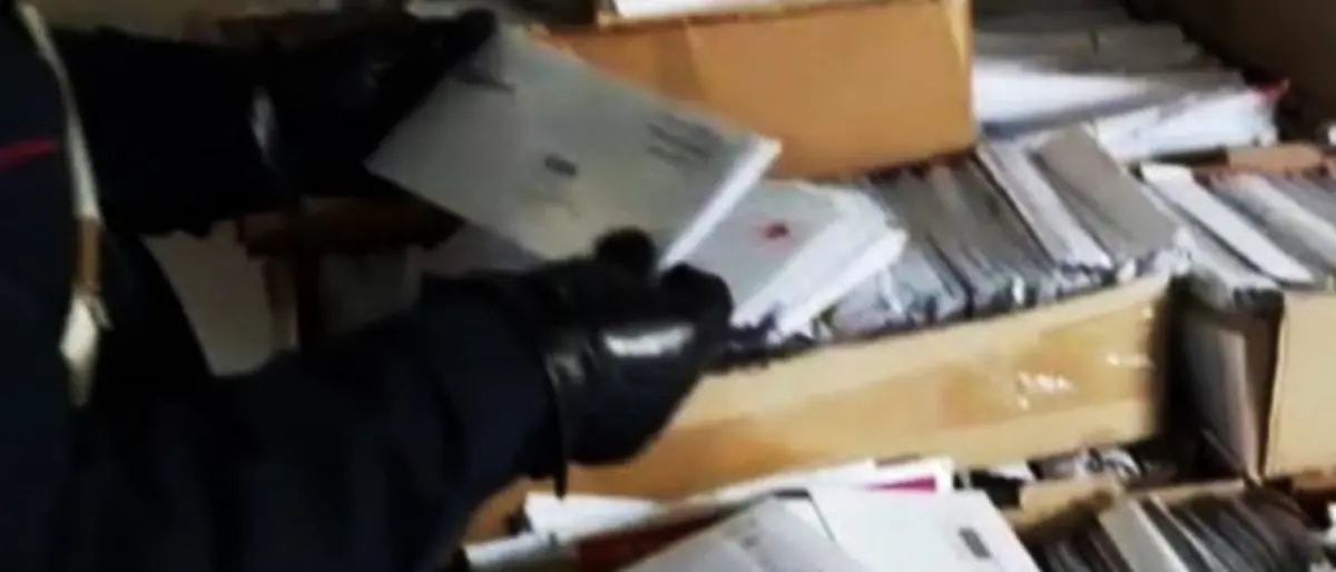 Pizzo, lettere e bollette non consegnate buttate per strada: indagini