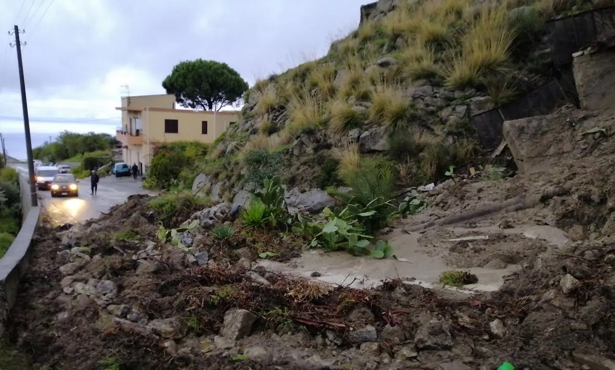 Maltempo nel Reggino, Motta San Giovanni isolato a causa di una frana