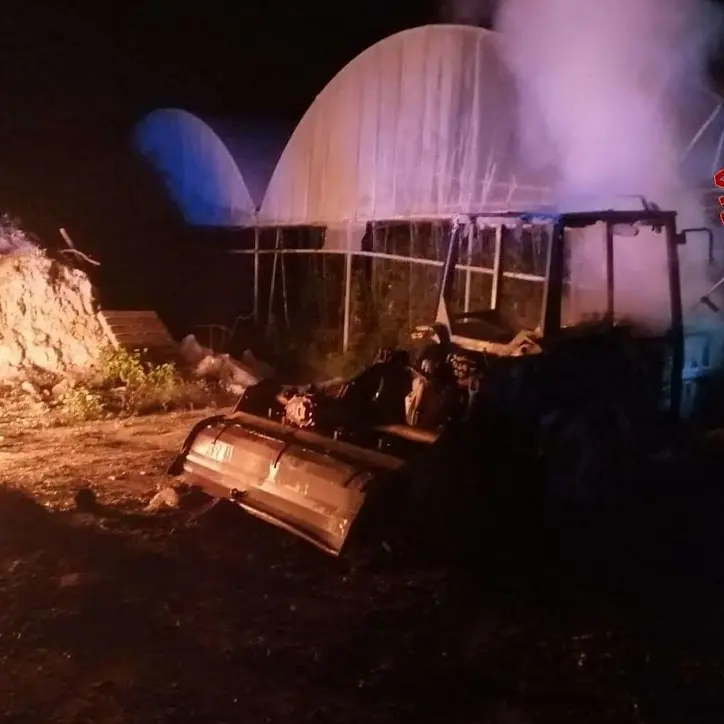 Incendio in una azienda agricola a Rombiolo, in fiamme serre e trattori