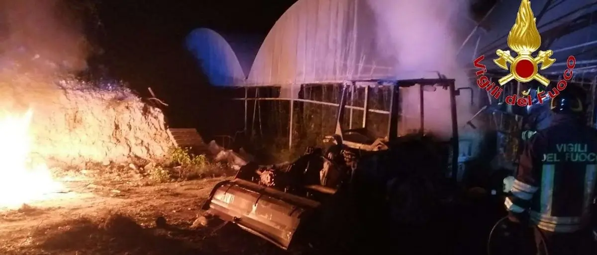 Incendio in una azienda agricola a Rombiolo, in fiamme serre e trattori