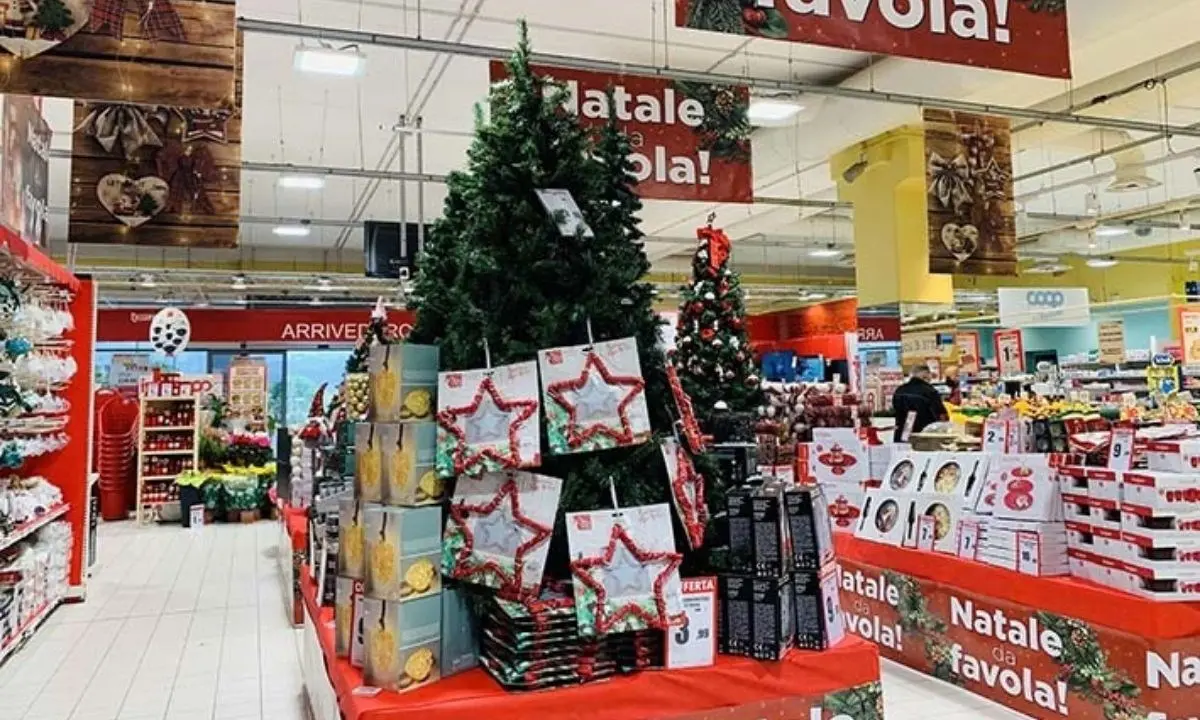 Vetrine addobbate e alberelli luminosi nei negozi, ma perché è già Natale?