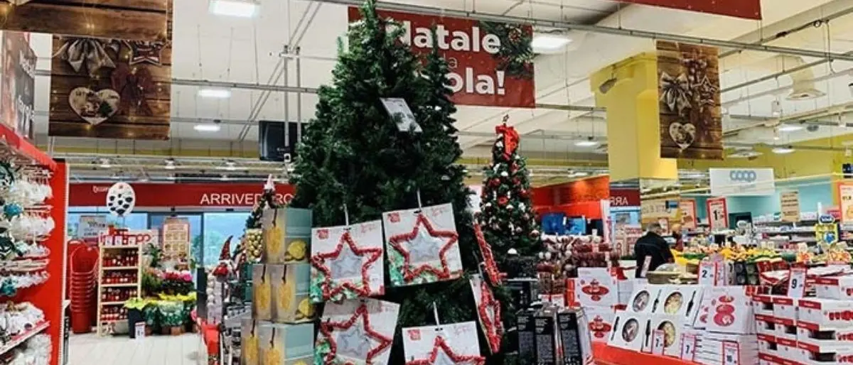 Vetrine addobbate e alberelli luminosi nei negozi, ma perché è già Natale?