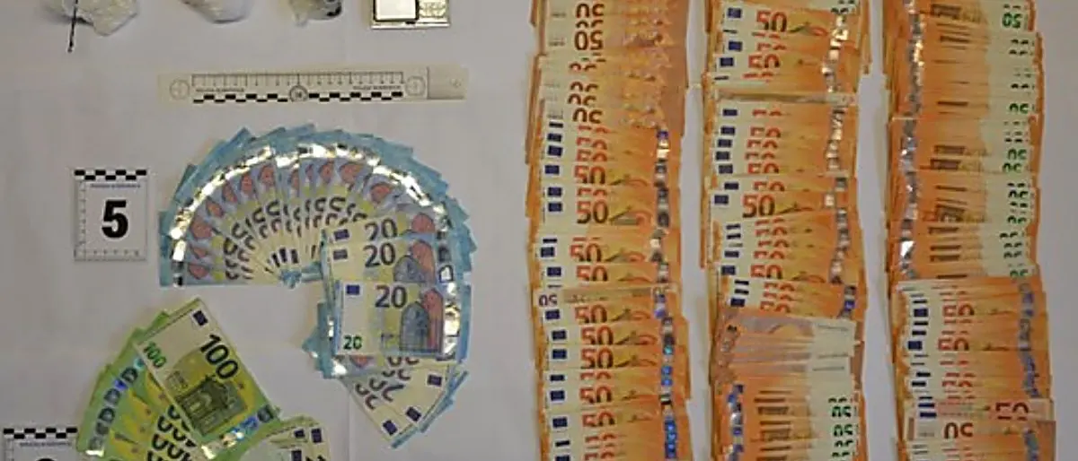 Catanzaro, cocaina nella pochette e 15mila euro nascosti in casa: coppia arrestata