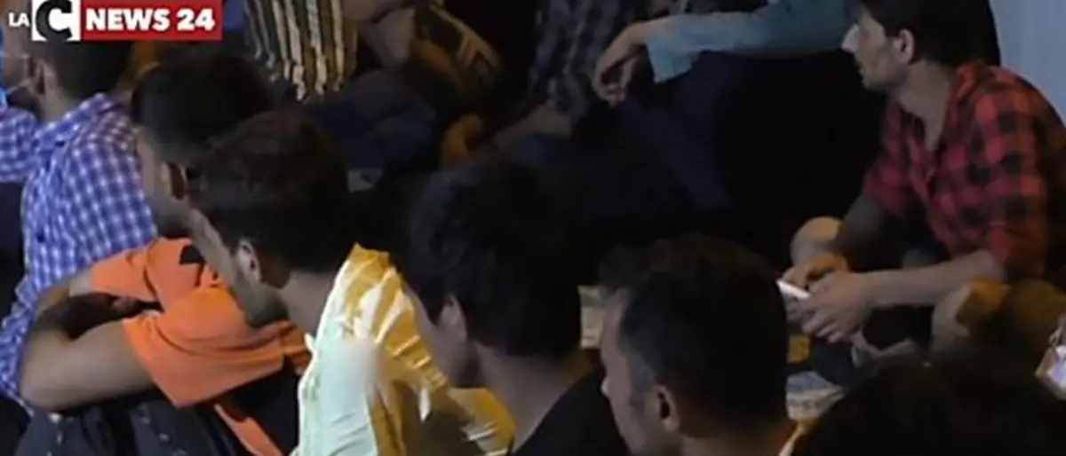 Migranti, arrivati in 48 a Crotone: erano su una barca alla deriva