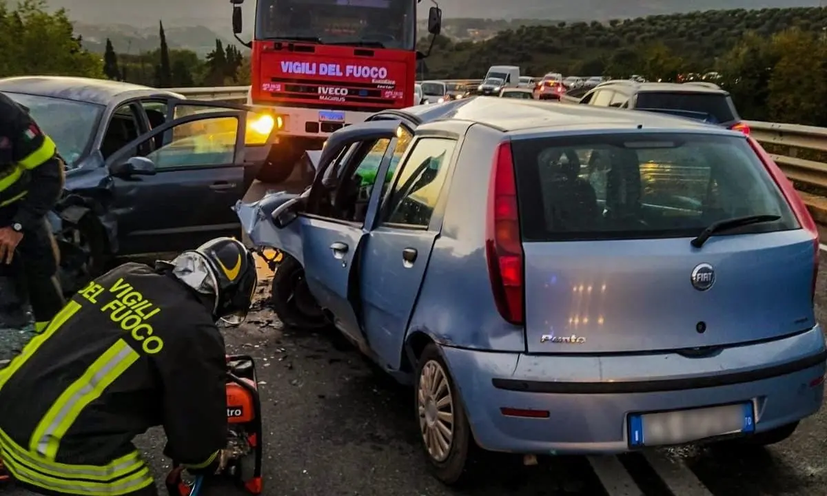 Cosenza, incidente tra due auto sulla strada statale 107 Silana-Crotonese: una vittima