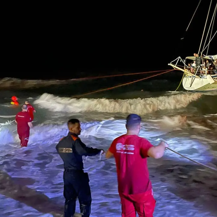 Migranti, ancora uno sbarco nel Crotonese: 75 persone salvate a Le Cannella