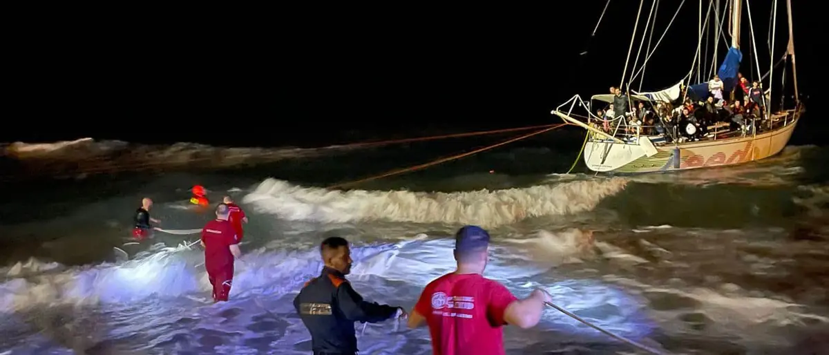 Migranti, ancora uno sbarco nel Crotonese: 75 persone salvate a Le Cannella